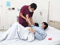 BS. Trần Duy Hiến - Khoa Ngoại sản Bệnh viện Bệnh Nhiệt đới Trung ương thăm khám cho bệnh nhân. Ảnh: Minh Thúy 