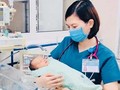 Bác sĩ chăm sóc cho bé sơ sinh 3 ngày tuổi bị bỏ rơi ở hố ga. Ảnh: Bệnh viện Đa khoa Xanh Pôn. 