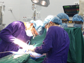 Các bác sĩ tại Bệnh viện Hữu nghị Việt Đức thực hiện ghép tim cho bệnh nhân (Ảnh: BVCC) 