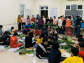 Bác sĩ tại Bệnh viện Hữu nghị Đa khoa Nghệ An đã gói hơn 500 chiếc bánh chưng để chống lũ (Ảnh: Hoàng Linh) 
