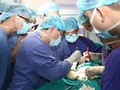 Các bác sĩ tại Bệnh viện Hữu nghị Việt Đức phẫu thuật cấp cứu vỡ vật hang cho bệnh nhân (Ảnh: Bệnh viện Hữu nghị Việt Đức) 