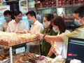 Đoàn kiểm tra an toàn thực phẩm bánh trung thu tại Hà Nội (Ảnh: Minh Thuý) 