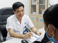 BS. Đào Hữu Ghi - Trưởng Khoa Điều trị Bệnh da nam giới, Bệnh viện Da liễu Trung ương - tư vấn cho một bệnh nhân (Ảnh: Thảo Vy)