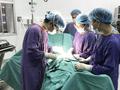 Các bác sĩ phẫu thuật loại bỏ vùng bị hoại tử ở dương vật cho bệnh nhân (Ảnh: BVCC) 