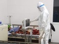 Bác sĩ chăm sóc cho bệnh nhân COVID-19 (Ảnh - BYT)