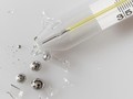 Nhiệt kế vỡ gây nhiễm độc thuỷ ngân (Ảnh minh hoạ) 