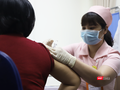 Nhân viên y tế tiêm vaccine phòng COVID-19 COVIVAC cho tình nguyện viên (Ảnh - Minh Thuý) 