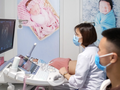 Bác sĩ siêu âm 5D cho bệnh nhân (Ảnh - BVCC) 