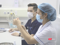Nhân viên y tế chuẩn bị tiêm vaccine (Ảnh - Minh Thuý) 