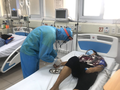 Bác sĩ chăm sóc cho bệnh nhân mắc COVID-19 nặng (Ảnh - Đặng Thanh) 