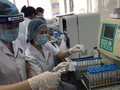 Nhân viên y tế làm việc trong phòng xét nghiệm (Ảnh - BYT) 