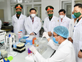 Chủ tịch Quốc hội Vương Đình Huệ kiểm tra tiến độ nghiên cứu vaccine phòng COVID-19 ở Học viện Quân Y (Ảnh - Quốc Chính) 