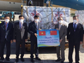 Ông Hùng Ba - Đại sứ đặc mệnh toàn quyền nước Cộng hoà nhân dân Trung Hoa trao lô hàng giúp đỡ Chính phủ và nhân dân Việt Nam phòng chống dịch (Ảnh - Trần Minh) 