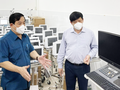 Bộ trưởng Bộ Y tế Nguyễn Thanh Long cùng Cục trưởng Cục Quản lý Khám, chữa bệnh Lương Ngọc Khuê kiểm tra các trang thiết bị y tế được chuyển cho trung tâm hồi sức tích cực (Ảnh - NH)