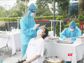 Người dân được lấy mẫu xét nghiệm COVID-19 (Ảnh - Minh Thuý)