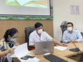 TS. Phạm Ngọc Thạch - Giám đốc Bệnh viện Bệnh Nhiệt đới Trung ương (ở giữa áo trắng) thảo luận với các bác sĩ về nghiên cứu (Ảnh - BVCC)