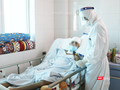 Bác sĩ chăm sóc cho bệnh nhân mắc bệnh nặng từ BV Hữu nghị Việt Đức chuyển sang (Ảnh - Minh Thuý) 