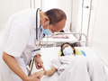 PGS.TS. Đỗ Duy Cường khám cho bệnh nhân mắc sốt xuất huyết (Ảnh - BVCC) 
