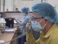 Bác sĩ trực tổng đài tư vấn cho người dân (Ảnh - Ngô Đồng) 