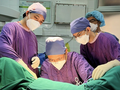 Các bác sĩ phẫu thuật cho bệnh nhân (Ảnh - BVCC) 