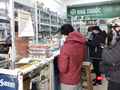 Người bệnh xếp hàng mua thuốc
