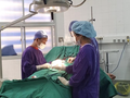 Các bác sĩ phẫu thuật cho bệnh nhân (Ảnh - BVCC) 