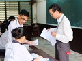 Cán bộ coi thi kiểm tra thông tin thí sinh trong kỳ thi THPT quốc gia 2019