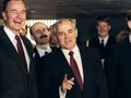 Tổng thống Gorbachev và tổng thống Bush.