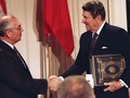 Lãnh đạo Liên Xô Mikhail Gorbachev và Tổng thống Mỹ Ronald Reagan, bắt tay sau khi ký kết Hiệp ước về các Lực lượng Hạt nhân tầm trung INF vào năm 1987. Hiện tại, Mỹ đang muốn rút khỏi hiệp ước này.