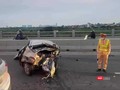 Tai nạn trên cầu Vĩnh Tuy, ô tô văng xa 20 mét