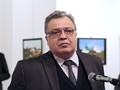 Các thời điểm này vài giây, đại sứ Andrei Karlov vẫn còn đứng đó, tên sát thủ lặng lẽ quan sát ông từ phía sau và đã hành động ngay khi ông vừa dừng phát biểu. (ảnh AP)
