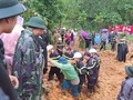Lực lượng cứu hộ đưa các nạn nhân ra khỏi hiện trường vụ sạt lở.