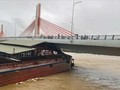 Tàu hút cát cỡ lớn đâm vào cầu Vĩnh Phú, các phương tiện bị cấm qua cầu