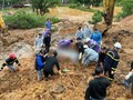 Vụ sạt lở trên Quốc lộ 2: Tìm thấy thi thể người đàn ông hô hoán mọi người tránh nguy hiểm