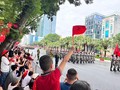 Người dân vẫy cờ, hò reo chào đón các khối tổng duyệt diễu binh, diễu hành: Hòa bình đẹp lắm