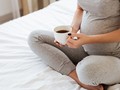 Bà bầu nên uống một lượng cà phê vừa phải để đảm bảo sức khỏe thai kỳ. Ảnh: Health