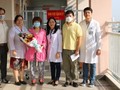 Anh Li ZiChao, người bị nhiễm virus Corona vừa được Bệnh viện (BV) Chợ Rẫy TP.HCM điều trị thành công, đến BV Quận 11 đón mẹ về nhà. Ảnh: BV