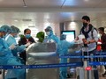 TP.HCM triển khai lấy mẫu xét nghiệm COVID-19 ngay tại sân bay vào tối 17/3. Ảnh: H.T