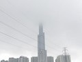 Sáng ngày 6/7, đỉnh tòa nhà Landmark 81 (TP.HCM) bị một lớp mây dày che phủ. Ảnh: Zing
