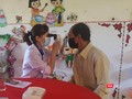 Bác sĩ trẻ khám bệnh cho người dân.