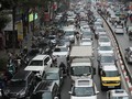 Cận Tết Nguyên đán, dòng ô tô "bao vây" xe máy trên đường phố Hà Nội