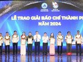 Tại lễ kỷ niệm, Ban tổ chức đã trao giải báo chí thành phố cho các tác giả, nhóm tác giả có tác phẩm xuất sắc.