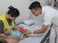 Gia đình cầu thủ Quang Hải tặng 350 triệu đồng cho bệnh nhi tim ở Bệnh viện E