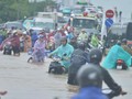 Đường phố Hà Nội chìm trong "biển nước", người dân vật lộn di chuyển