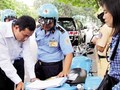 Lực lượng chức năng kiểm tra tài xế sử dụng dịch vụ Uber tại Việt Nam.