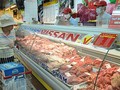 Các loại thịt ngoại nhập đang chiếm ưu thế trong siêu thị.