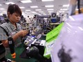 Công nhân tại tổ hợp Samsung Bắc Ninh làm việc trong một phân xưởng sản xuất 