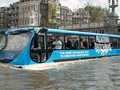 Xe buýt lội nước giống như một chiếc thuyền trên những con kênh ở Hà Lan.
