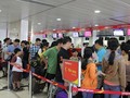 Hành khách xếp hàng dài chờ đợi làm thủ tục tại sân bay Tân Sơn Nhất - Ảnh: Anh Quân