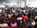 Hành khách chờ đợi tại sân bay Tân Sơn Nhất - Ảnh: T.L